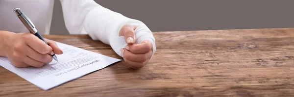 Närbild Affärskvinna Med Vitt Bandage Hand Fylla Arbete Skada Ansökningsformuläret — Stockfoto