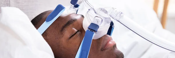 Yatakta Uyuyan Cpap Maske Takıyor Bir Afrika Gencin Yüksek Açılı — Stok fotoğraf