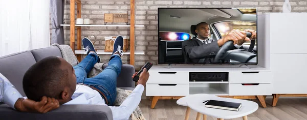 Uomo Sdraiato Sul Divano Guardare Televisione Casa — Foto Stock