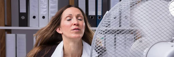 Geschäftsfrau Kühlt Sich Bei Heißem Wetter Vor Ventilator — Stockfoto