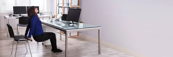 Sida Syn Ung Kvinna Gör Stretching Övning Office — Stockfoto