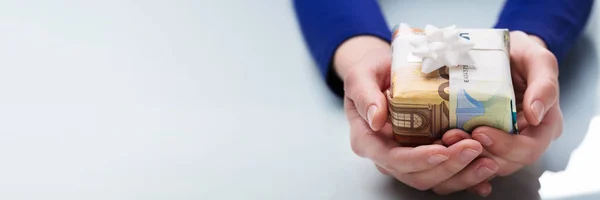 Donna Hand Holding Regalo Avvolto Con Banconote — Foto Stock