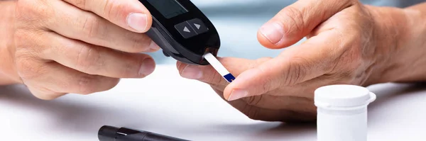 Close Mão Homem Verificando Nível Açúcar Sangue Com Glucometer — Fotografia de Stock