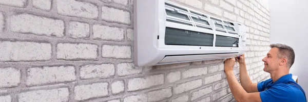 Mogen Manlig Tekniker Fastställande Air Conditioner Med Skruvmejsel — Stockfoto