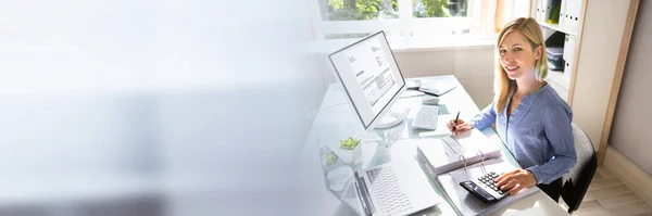 Jonge Zakenvrouw Berekening Van Bill Met Computer Laptop Bureau — Stockfoto