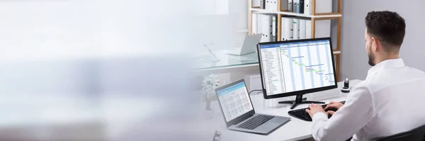 Empresário Analisando Gráfico Gantt Computador Com Laptop Sobre Mesa — Fotografia de Stock