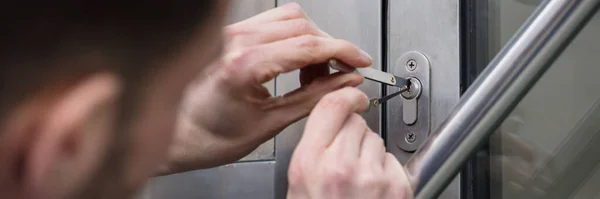 Close Van Een Jongeman Opening Deur Met Lockpicker — Stockfoto