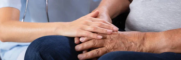 Portret Van Een Lachende Senior Man Zittend Rolstoel Met Verpleegster — Stockfoto