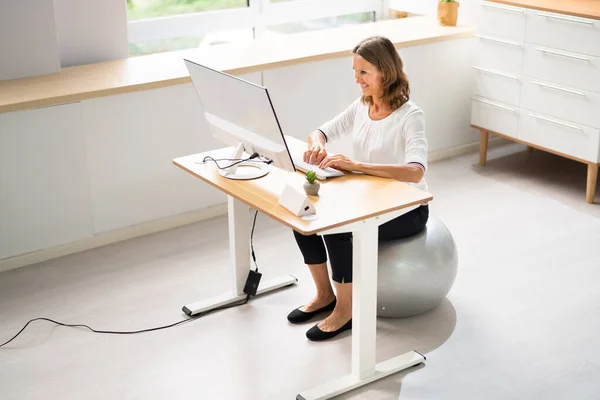 Correct Posture Desk Office Using Fitness Ball — Stock Photo, Image