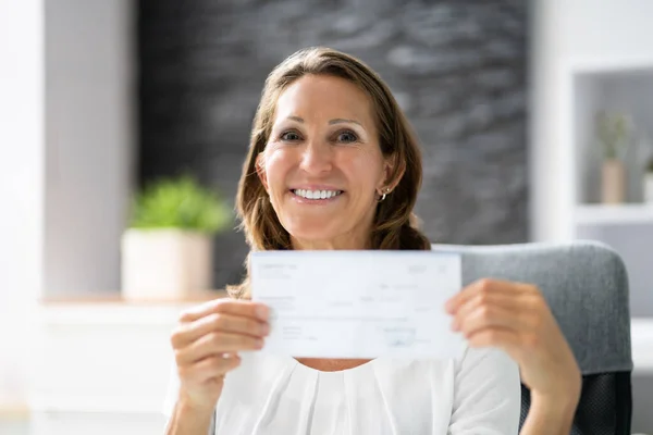 Primer Plano Una Mujer Negocios Sonriente Mostrando Cheques Compañía — Foto de Stock