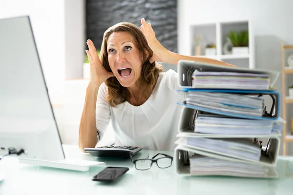 Stressige Afro Geschäftsfrau Sitzt Büro Mit Gestapelten Akten — Stockfoto