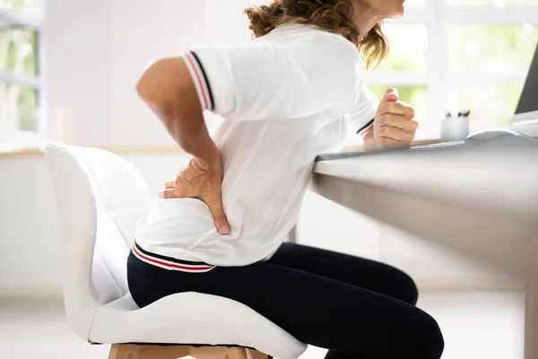 Frau Mit Rückenschmerzen Schlechte Bürohaltung — Stockfoto