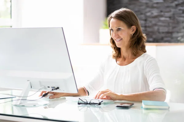 Mujer Oficina Usando Computadora Negocios Escritorio — Foto de Stock