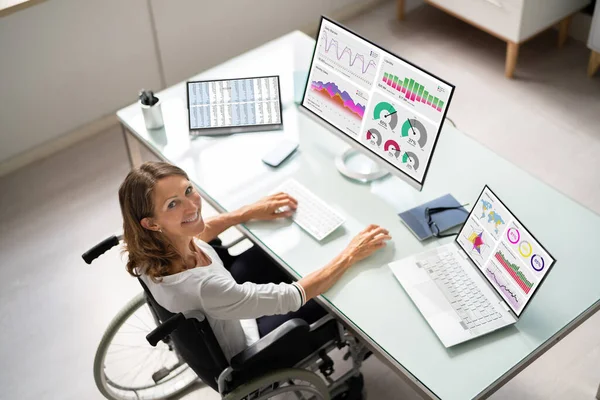 Retrato Una Mujer Negocios Feliz Con Gráfico Pantalla Del Ordenador — Foto de Stock