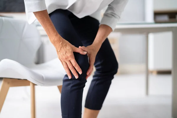 Frau Leidet Unter Knieschmerzen Beim Versuch Aufzustehen — Stockfoto