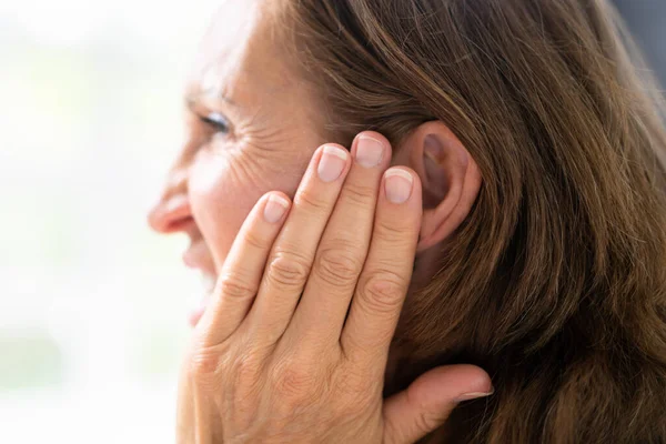 Hörapparat Och Smärtsamt Öronmärke Hörselfrågan — Stockfoto