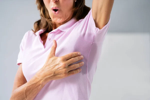 一个女人与多汗症出汗非常严重下腋下的妇女特写 — 图库照片