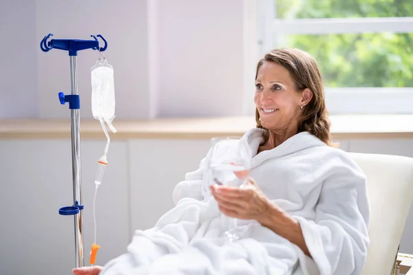 Terapia Vitamina Infusão Por Gotejamento Sangue Das Mulheres — Fotografia de Stock