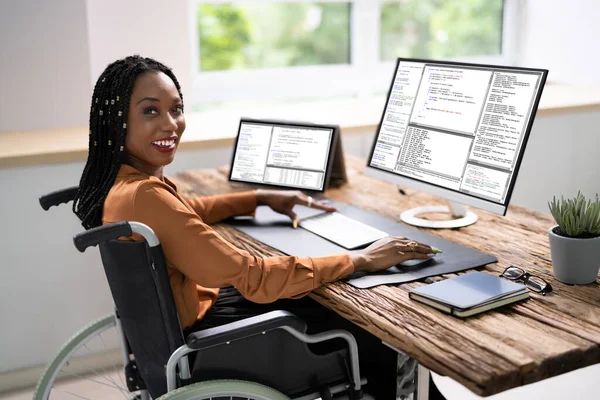 アフリカ系アメリカ人女性プログラマー コンピュータでコーディングする女の子 — ストック写真