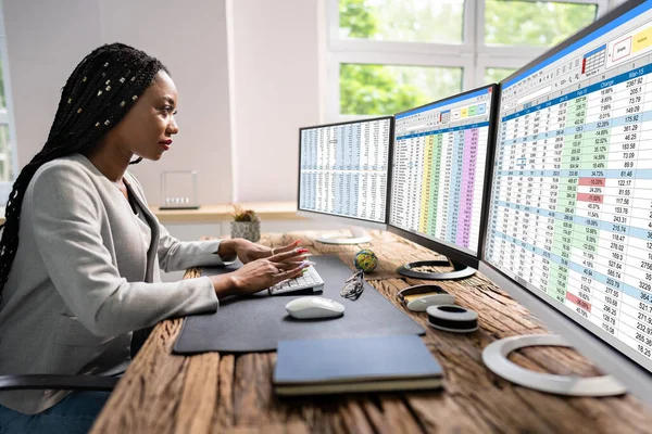 Computadora Hoja Cálculo Analista Datos Mujer Utilizando Múltiples Pantallas — Foto de Stock