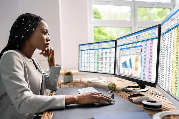 Computer Werkblad Data Analist Vrouw Met Behulp Van Meerdere Schermen — Stockfoto