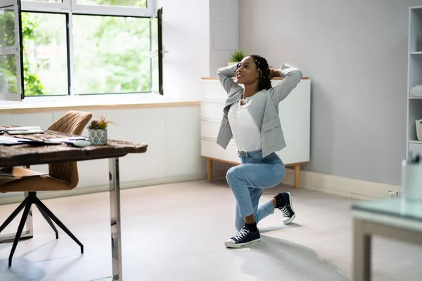 Stående Kontor Yoga Träning Och Träning Nära Affärsdator — Stockfoto