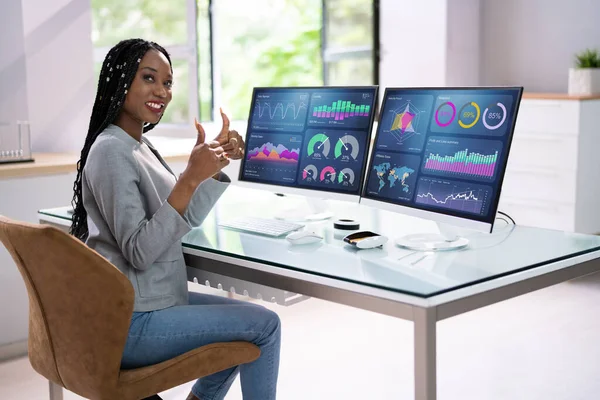Mujer Analista Datos Negocios Afroamericana Usando Computadora —  Fotos de Stock