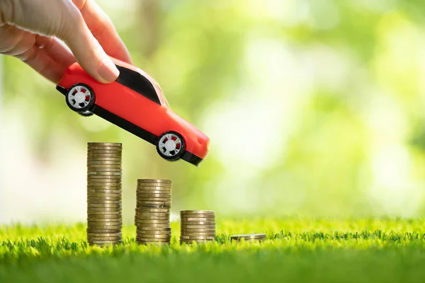 車と価値販売の減少 貸付け保険 — ストック写真