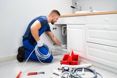 Erkek Tesisatçı Tıkanmış Lavabo Borusu Mutfakta