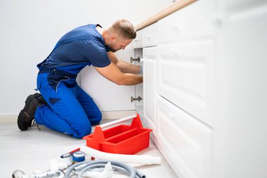 Erkek Tesisatçı Lavabo Tamiri Borusu
