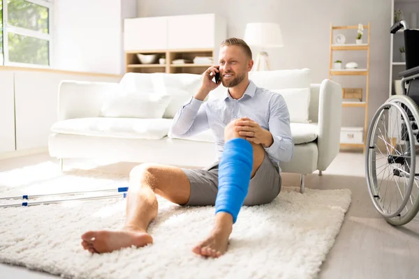 Hombre Con Lesión Pierna Usando Muletas Casa — Foto de Stock