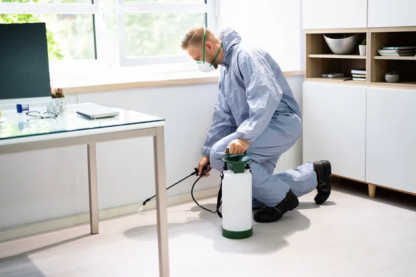 Böcek Ilaçlama Görevlisi Ofise Termit Ilacı Sıkıyor — Stok fotoğraf