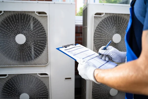 Due Elettricisti Uomini Che Indossano Giubbotti Sicurezza Che Controllano Unità — Foto Stock