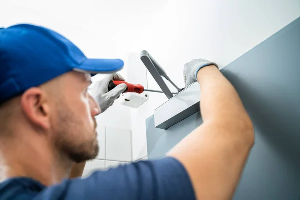 Handyman Installera Och Fixa Automatisk Dörr Närmare Underhåll Och Service — Stockfoto