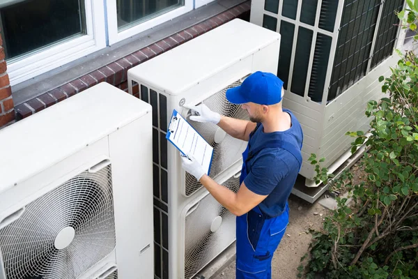 Dwóch Elektryków Mężczyźni Kurtkach Bezpieczeństwa Sprawdzanie Jednostki Klimatyzacji Dachu Budynku — Zdjęcie stockowe