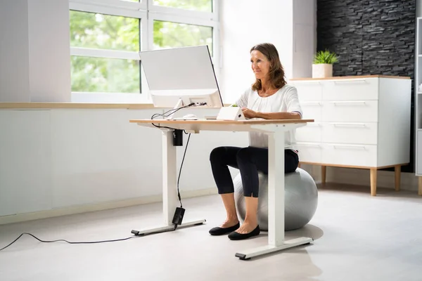 Korrekt Hållning Vid Skrivbordet Kontoret Använda Fitness Ball — Stockfoto
