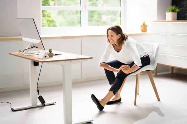 Souriant Jeune Femme Gestionnaire Assis Sur Chaise Étirant Les Bras — Photo