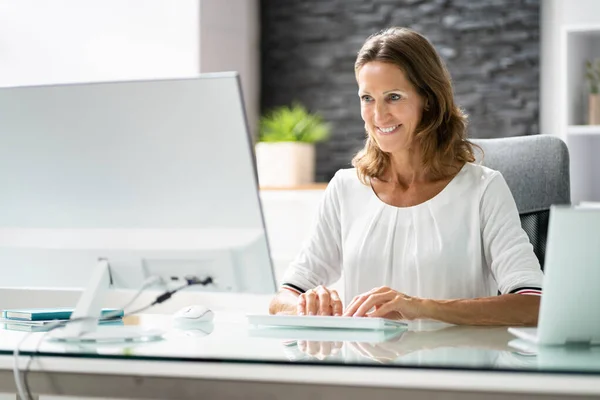Glückliche Geschäftsfrau Die Büro Computer Arbeitet — Stockfoto