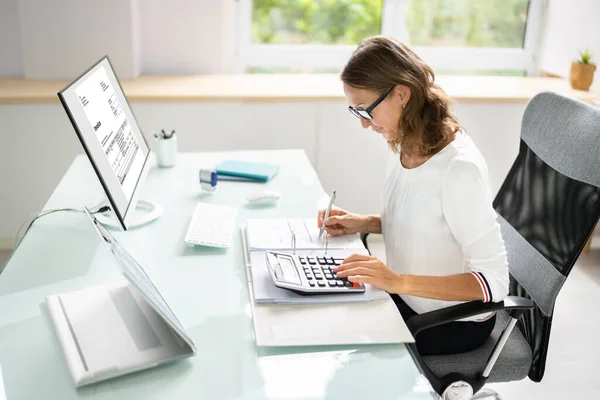 Junge Geschäftsfrau Rechnet Rechnung Mit Computer Und Laptop Auf Schreibtisch — Stockfoto