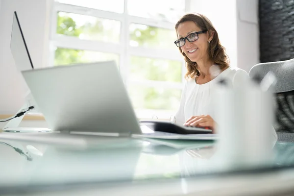 Tax Professional Female Online Invoice — Photo