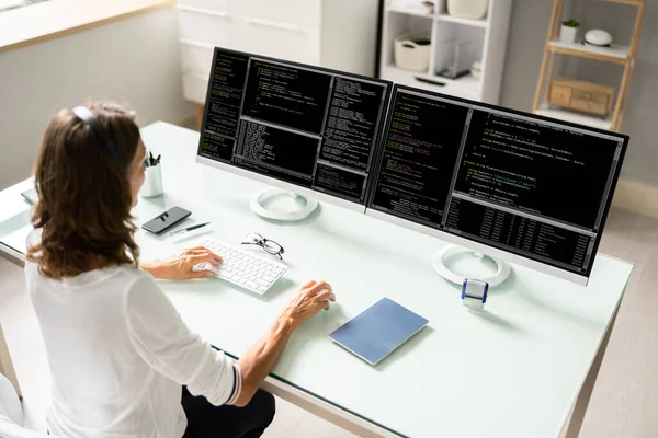 Жінка Програмістка Працює Декількох Екранах Комп Ютера — стокове фото