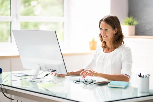 Video Chiamata Remota Virtuale Con Personale Sul Computer — Foto Stock