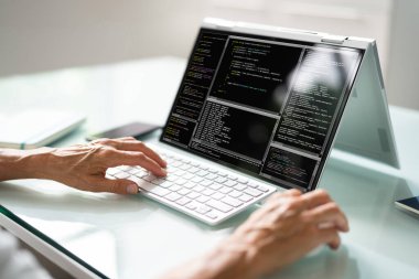 Dizüstü bilgisayar kullanarak Ofis Masasında Programcı veya Kodlayıcı