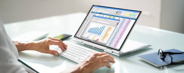 Elektronik Hesap Tablosu Analisti ya da Denetleyici Hibrit Laptop 'ta Yazılım Kullanıyor