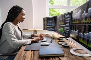 Finansal Analiz Grafikleriyle KPI Kontrol Paneli kullanan Afrikalı Danışman