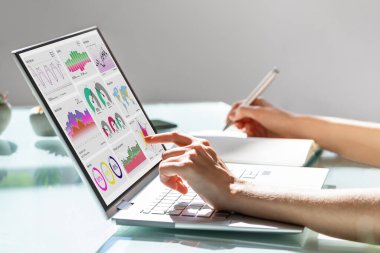 İş Dizüstü bilgisayarında KPI Analitik Bilgi Teknolojisi