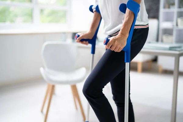 Disabled Woman Using Crutches Walk Home — Stock Photo, Image