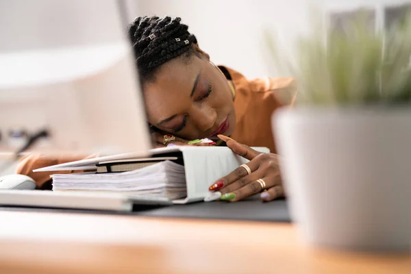 Mujer Jefa Aburrida Durmiendo Empleado Cansado Descansado — Foto de Stock