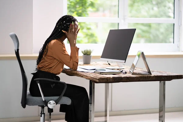 Αφρικανική Επιχειρηματίας Γυναίκα Κουρασμένος Και Αναστατωμένος Κεφάλι Ache — Φωτογραφία Αρχείου