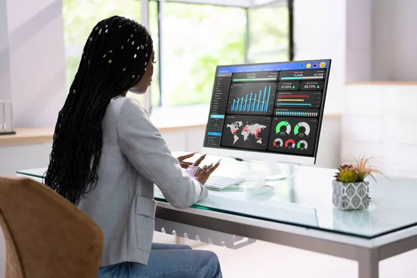 コンピュータを利用したアフリカ系アメリカ人ビジネスデータアナリスト女性 — ストック写真